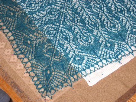 Betta: Scialle Peacock Feathers di Fiddlesticks - dettaglio
