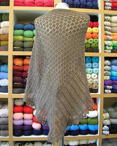 Betta: Highland Triangle Shawl da Folk Shawls di Cheryl Oberle
