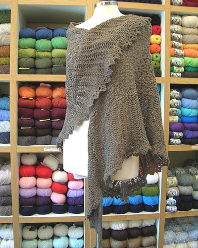 Betta: Highland Triangle Shawl da Folk Shawls di Cheryl Oberle
