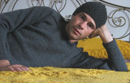 Betta: Federico indossa Shedir (Jenna Wilson) e Shirt Yoke Sweater di Elizabeth Zimmermann
