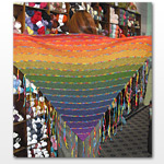 Coming Out Rainbow Shawl di Nathania Apple : clicca qui